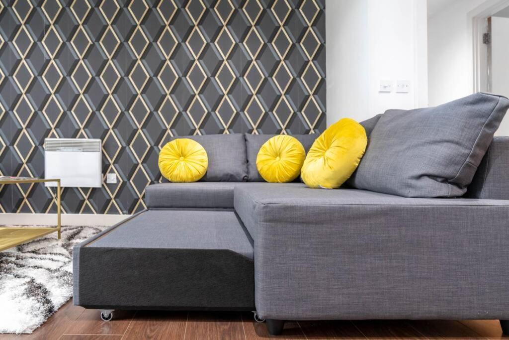 Centre 2bed - With Balcony & Parking *